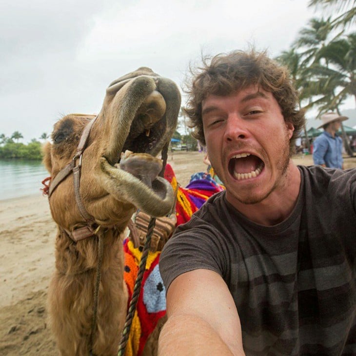 selfie de un chico con un camello 