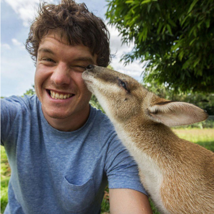 selfie de Allan Dixon mientras un animal parece darle un beso 