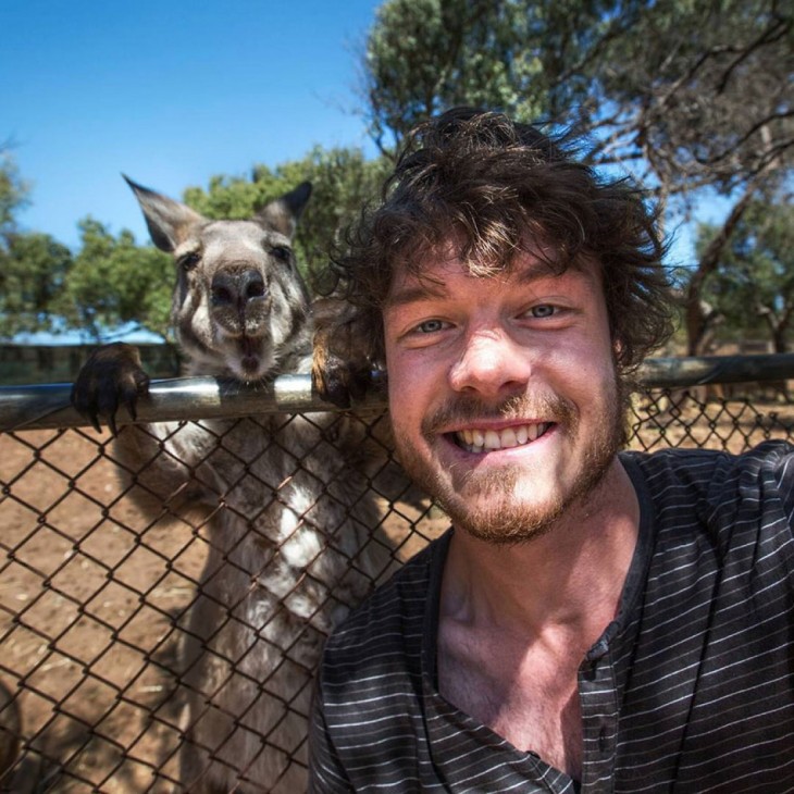 selfie de un chico con un canguro