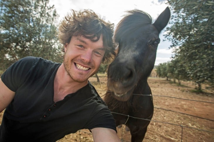 Selfie de Allan Dixon junto a un caballo 