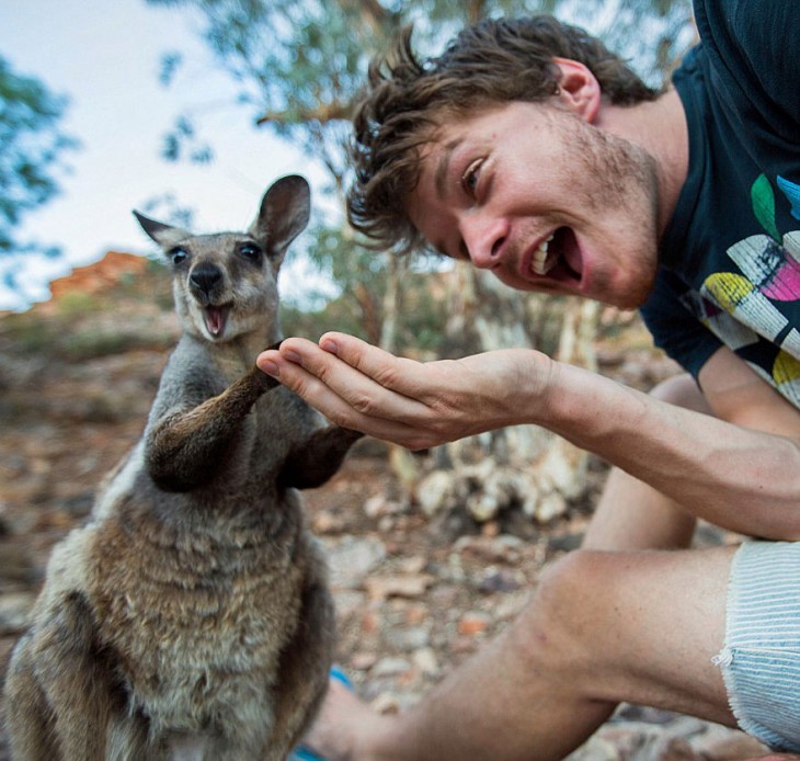 Selfie de Allan Dixon con un pequeño canguro 