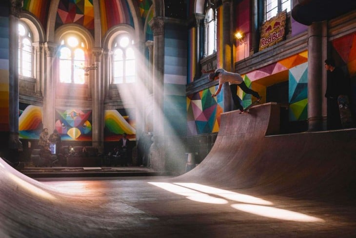 SKATE PATINANDO SOBRE LA RAMPA EN LA ASTURIANA IGLESIA