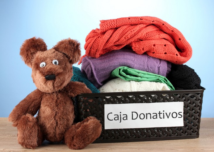 Caja con ropa y donativos para una fundación 