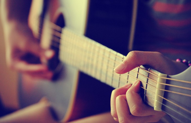 Tocando una guitarra 