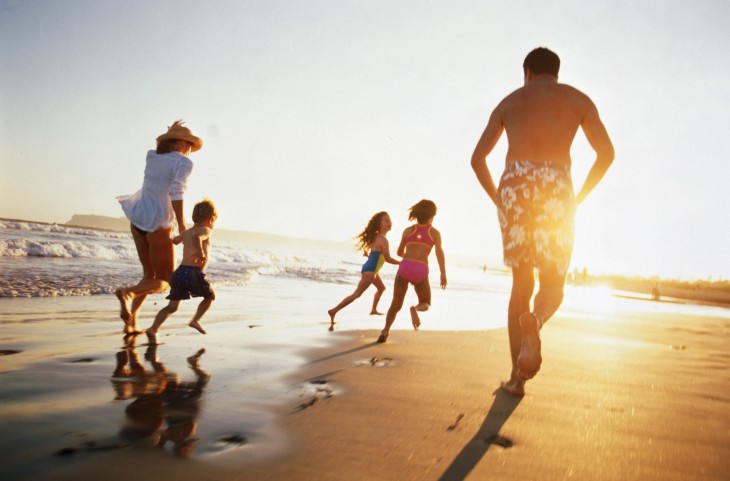 Vacaciones en familia en una playa 