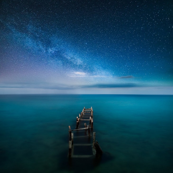 Cielo estrellado en la noche sobre un lago en Finlandia 