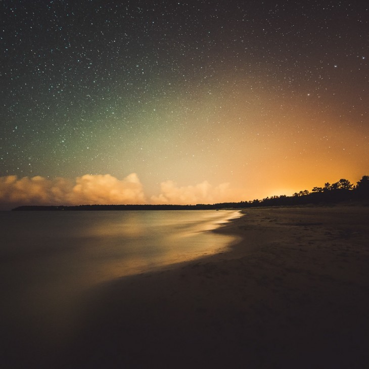 Fotografía del cielo de Finlandia en la noche por el fotógrafo Mikko Lageerstedt