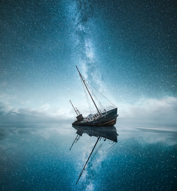 Barco hundiéndose en un lago de Finlandia 