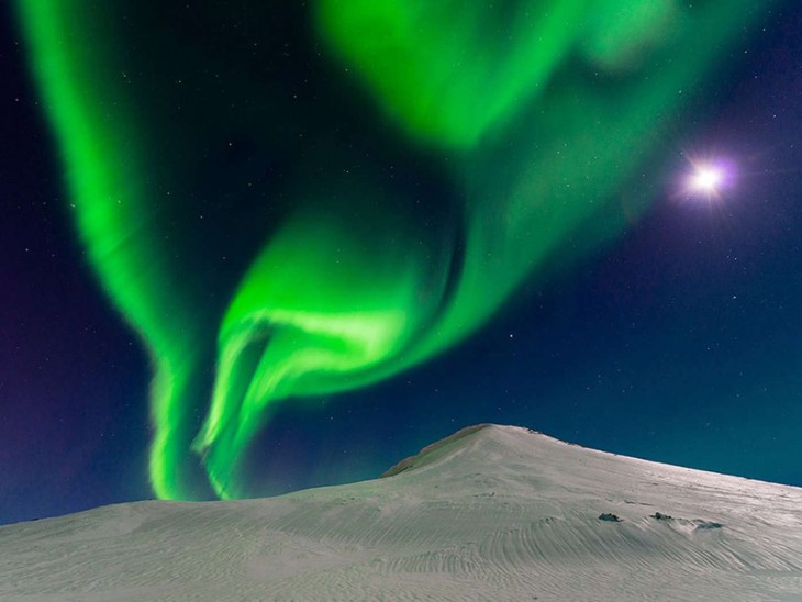 Bailando con la luna, Islandia fotografía por Andrew George