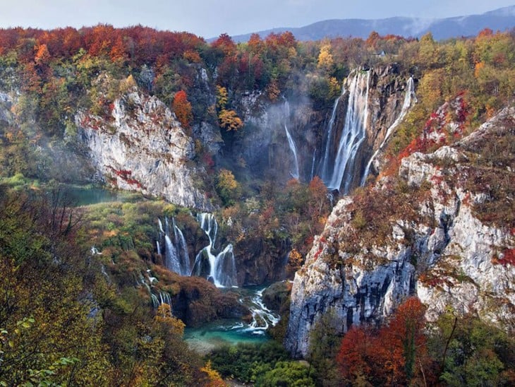  Cascadas en otoño en el Parque Nacional de los Lagos Plitvice en Croacia