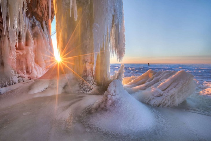 A través de los rayos del sol en Wisconsin EE.UU. Por Ernie Vater