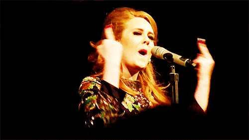 gif de Adele maldiciendo hacia su publico 