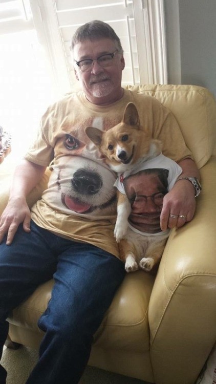 hombre junto a su cachorro Corgi sentado en un sillón 