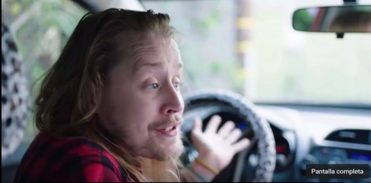 MACAULAY CULKIN EN EL TAXI DE LA ESPOSA