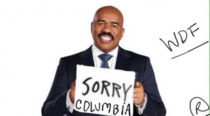 Steve Harvey con un letrero que dice sorry columbia 