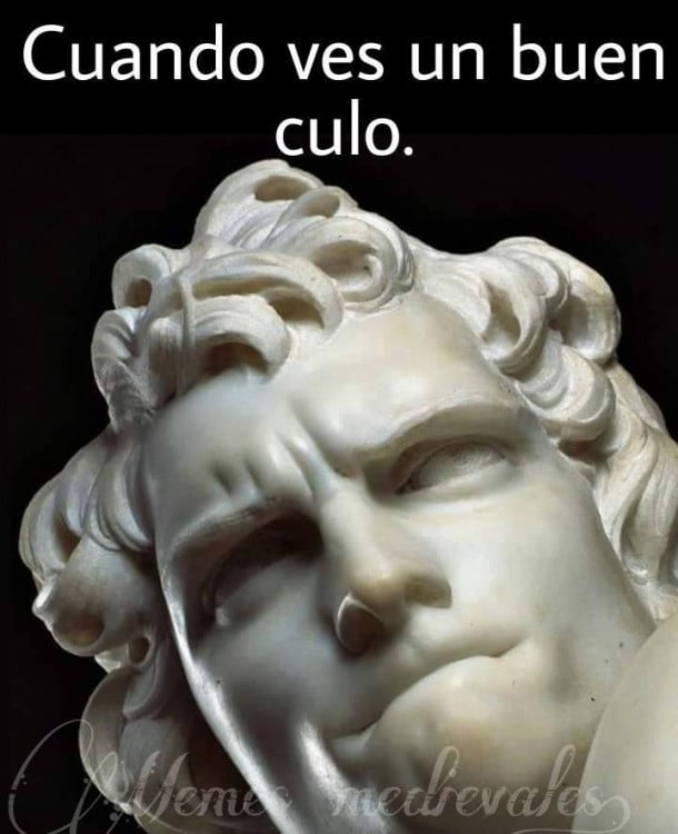 meme con una escultura diciendo cuando ves un buen culo 