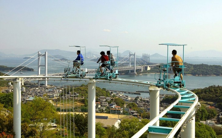 personas recorriendo el Skycycle 