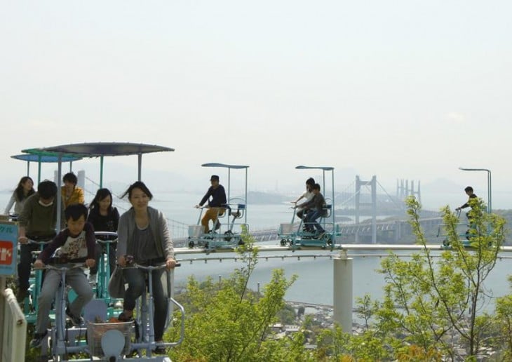 habitantes de Japón recorriendo la montaña rusa Skycycle