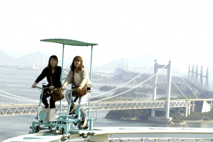 turistas recorriendo el skycycle en Japón 