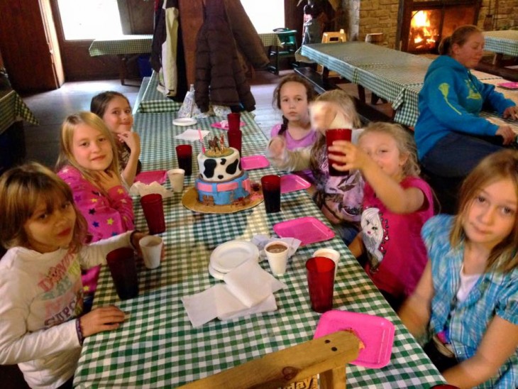 NIÑAS CELEBRANDO EL CUMPLEAÑOS DE JAYDA DESPUÉS DE HABER HECHO UNA BUENA OBRA DEL DÍA