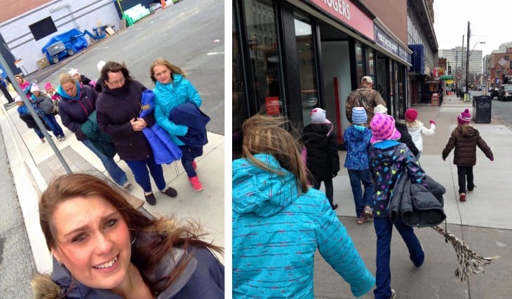 NIÑAS Y MADRES HACIENDO EL RECORRIDO POR LAS CALLES