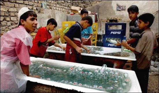 Fabricas de pepsi clandestina. Así es como lavan las botellas antes de ponerles el líquido