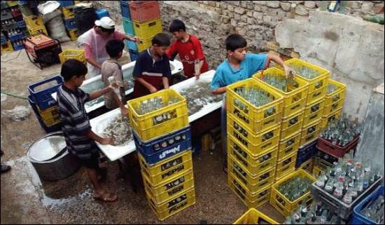 fábrica de pepsi clandestina. así apilan las botellas en la cajas