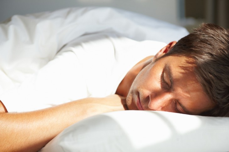 HOMBRE JOVEN DURMIENDO A LA LUZ DEL DÍA