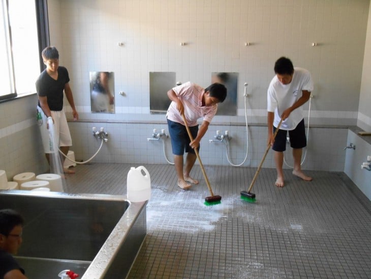 agrandeartedeserfeliz.com - No Japão, alunos limpam até banheiro da escola para aprender a valorizar patrimônio