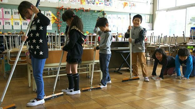 Razón por la que los niños japoneses limpian sus escuelas