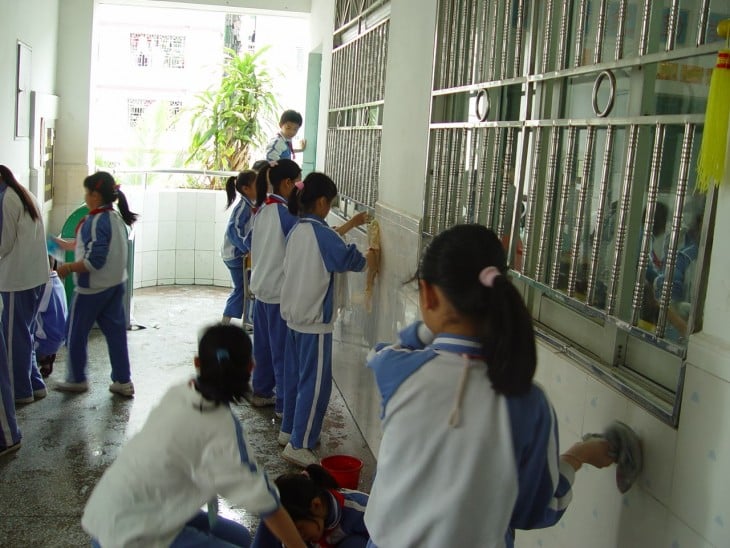 niñas japonesas limpiando su escuela 