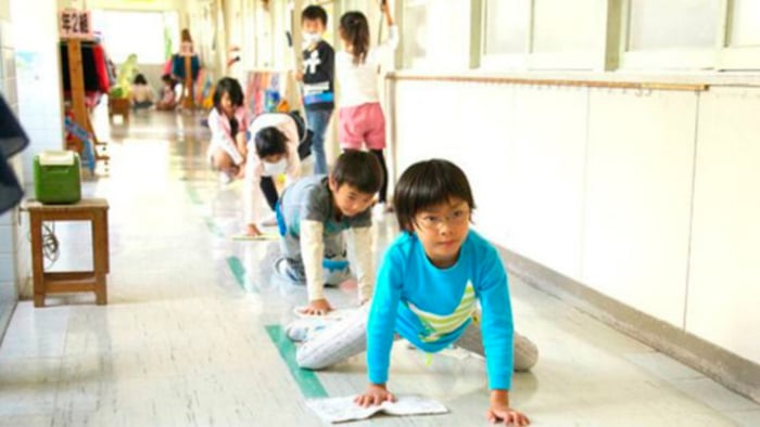 alumnos japoneses limpiando los corredores de su escuela 