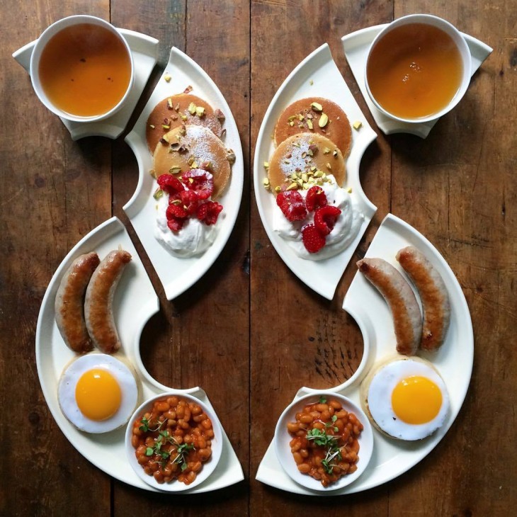 Desayunos simétricos con frijoles, huevo y salsa 