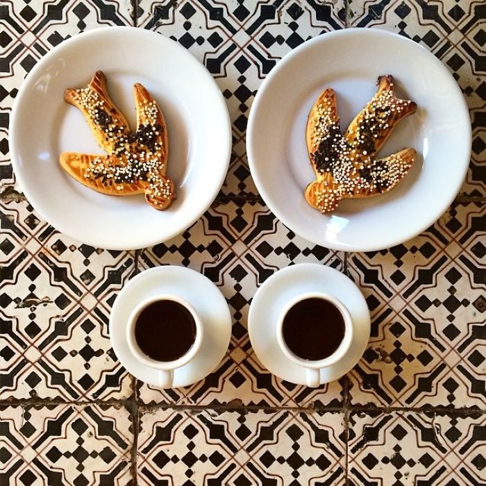 Platos de dos pan con la forma de pájaros simétricos a dos tazas de café 