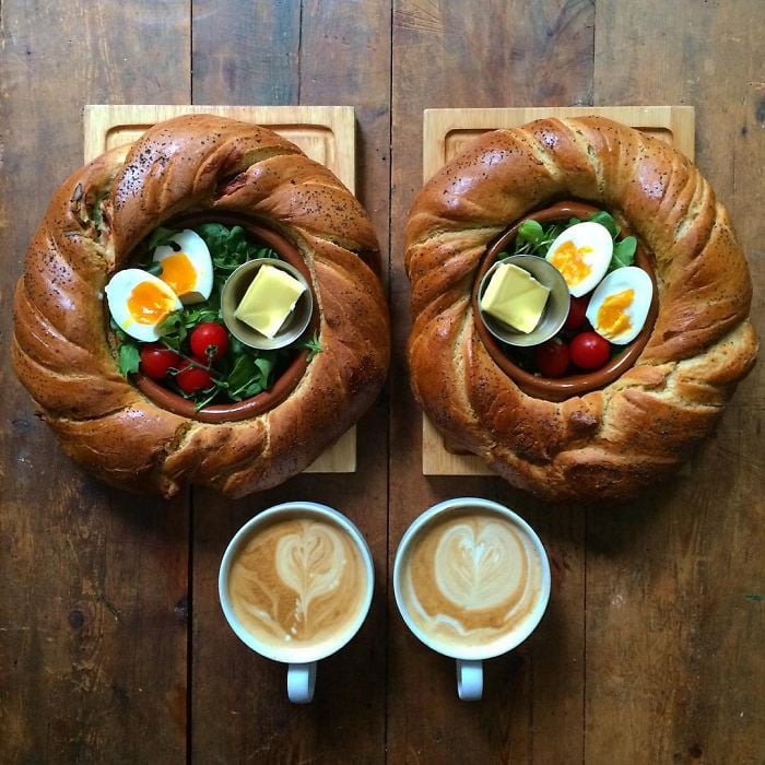 Dos platillos dentro de un pan con huevo y verdura simétrico a dos tazas de café 