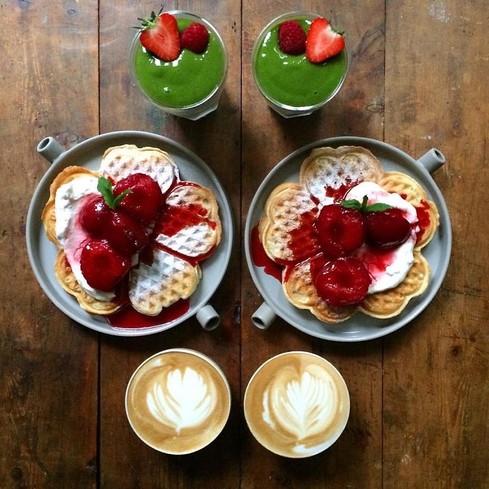 Wafles con fresa simétrico a dos tazas de café con licuados verdes 