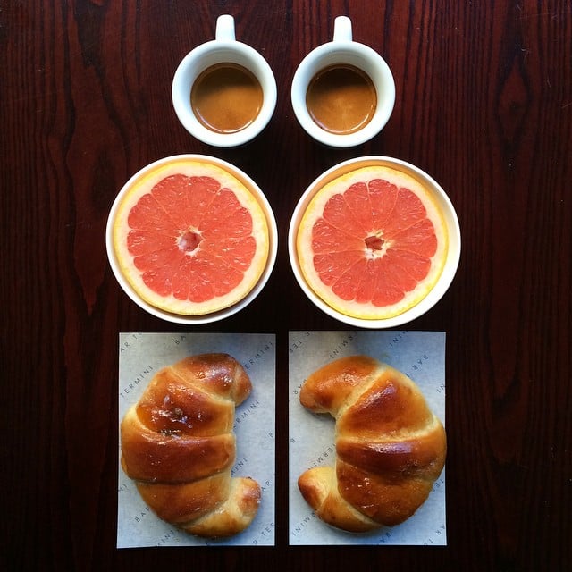 Desayuno simétrico de dos cuenitos, dos toronjas y dos tazas 