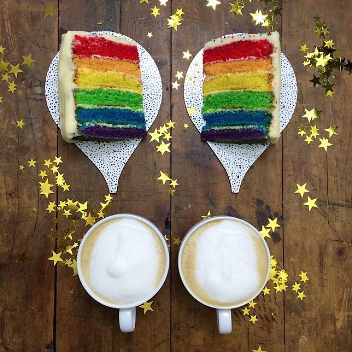 Dos trozos de pastel de colores simétricos a dos tazas de café 