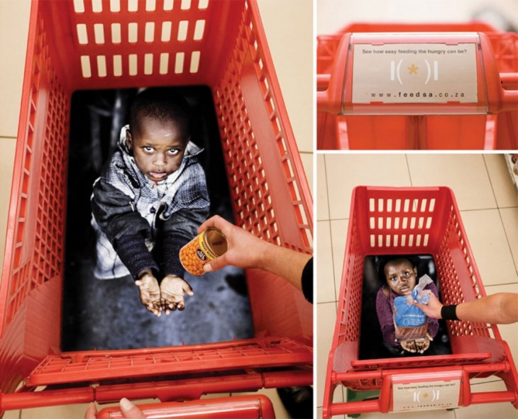 Carrito de super con el diseño de dos niños pobres simulando que están a punto de recibir comida 