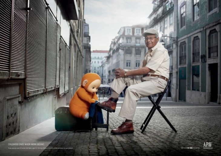 telettubbie cepillando los zapatos de un señor en una calle 