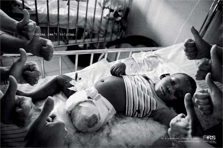 niño sin una pierna en el hospital rodeado de manos 