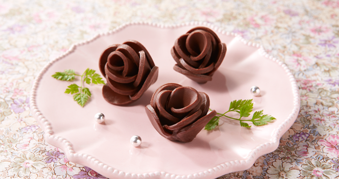 rosas de chocolate hecho con rebanadas de chocolate