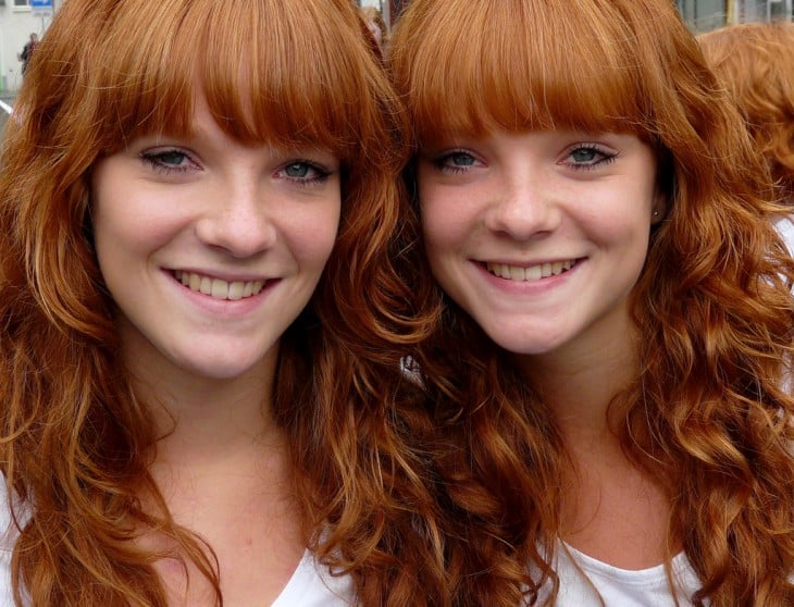 Dos chicas gemelas que tienen el cabello pelirrojo 