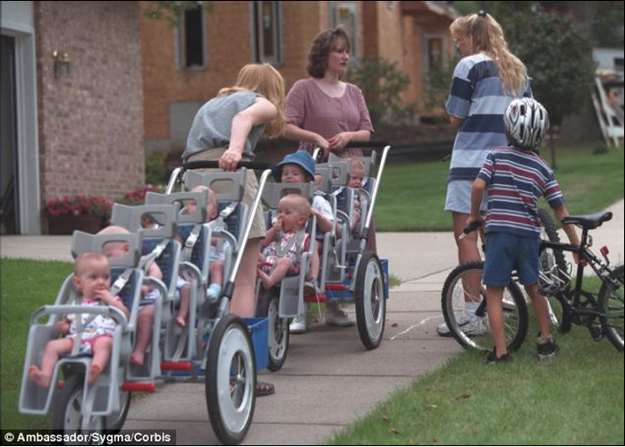 SEPTILLIZOS DANDO UN PASEO EN UN CARRITO ESPECIAL