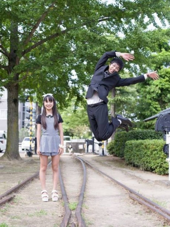 PADRE SALTANDO CON LA HIJA EN SU SALTO ESTILO BROADWAY