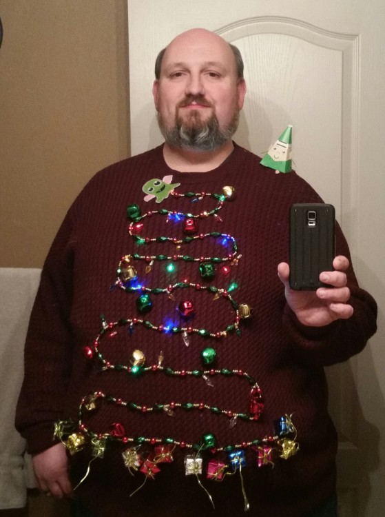 hombre con arbol de navidad en su sueter