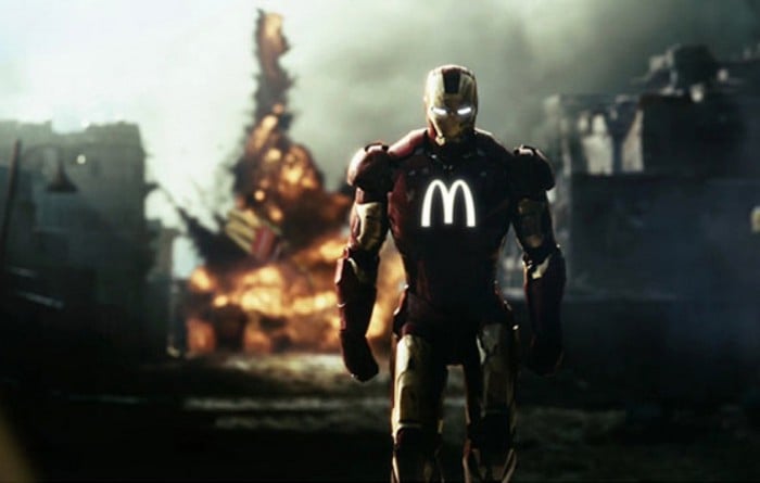 Iron Man con una M de Mc Donald´s en su uniforme 