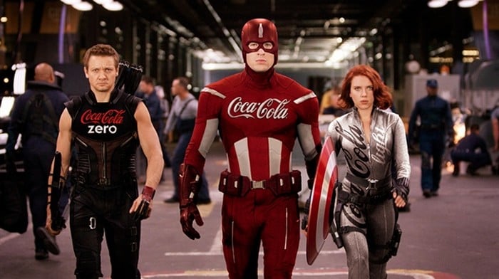 Ojo de halcón, capitán américa y la viuda negra con uniformes patrocinados por la Coca-Cola