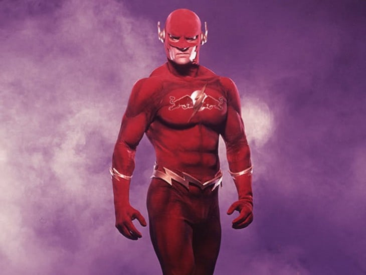 Uniforme de Flash en color rojo patrocinado por la marca RedBull 