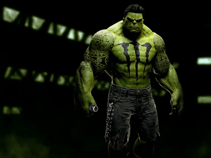 Hulk con el logotipo de la marca Monster 